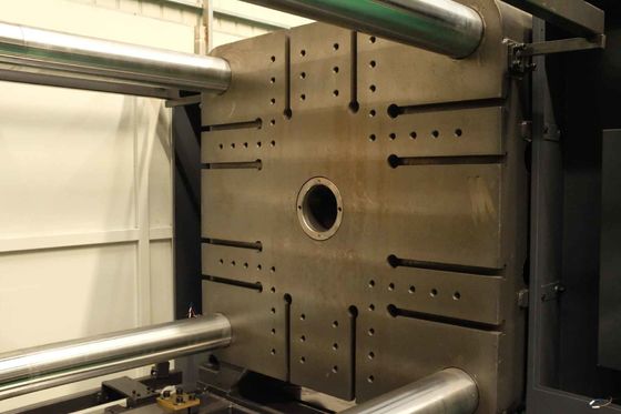 High Efficiency Hydraulic Injection Molding Machine High Rigidity Mold Plate 530 T 100mm